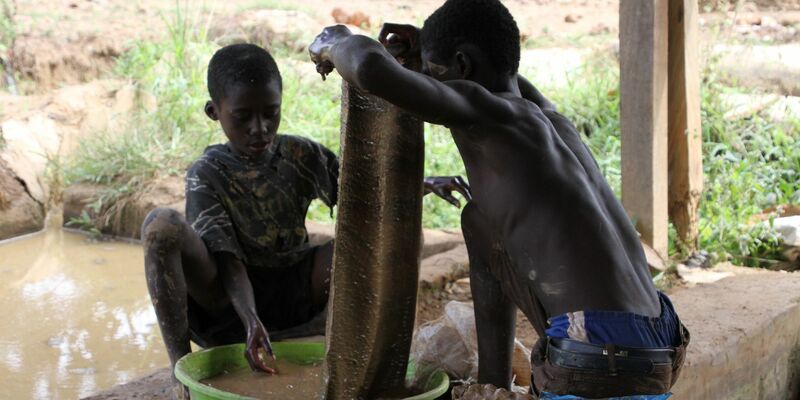Goldverarbeitungsanlage in der Region Brong-Ahafo in Ghana: Zwei kleine Jungen waschen das Erz, um es vom Schlamm zu trennen. - Foto: Kristin Palitza/dpa