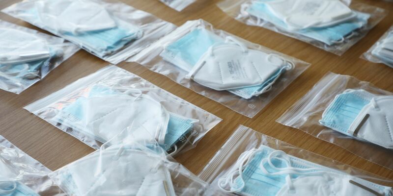 Tüten mit funktionstüchtigen FFP2-Masken und OP-Masken. (Symbolbild) - Foto: Bodo Schackow/dpa-Zentralbild/dpa