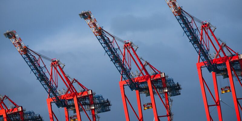 Containerbrücken am Containerterminal von Eurogate im Hamburger Hafen. - Foto: Christian Charisius/dpa