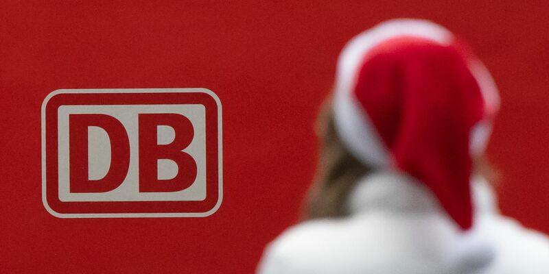 Die Deutsche Bahn stockt ihr Zugangebot über die Feiertage auf. - Foto: Sebastian Christoph Gollnow/dpa
