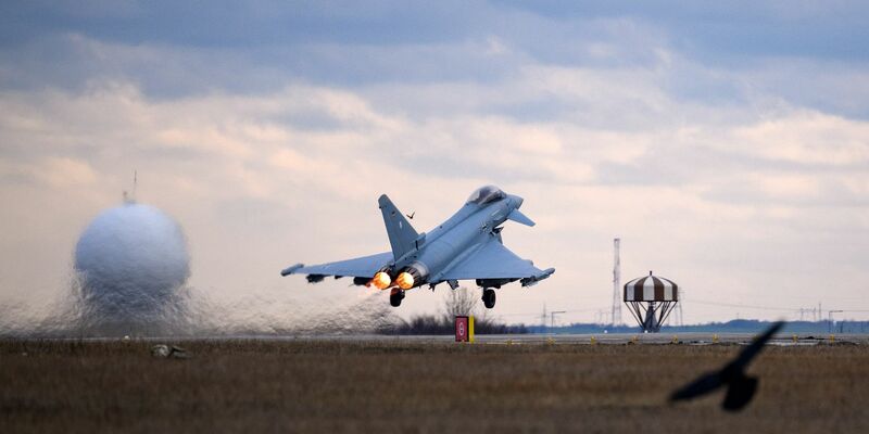 Ein deutscher Eurofighter startet in Rumänien (Symbolbild). - Foto: Bernd von Jutrczenka/dpa