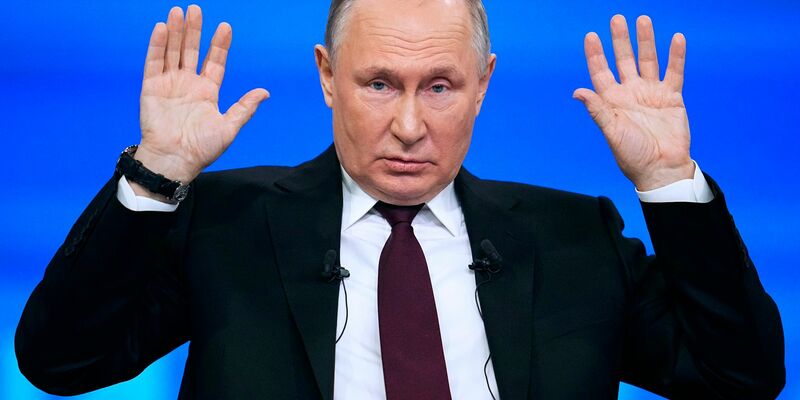 Der russische Präsident Wladimir Putin spricht auf seiner jährlichen Pressekonferenz und Bürgersprechstunde in Moskau. - Foto: Alexander Zemlianichenko/Pool AP/dpa