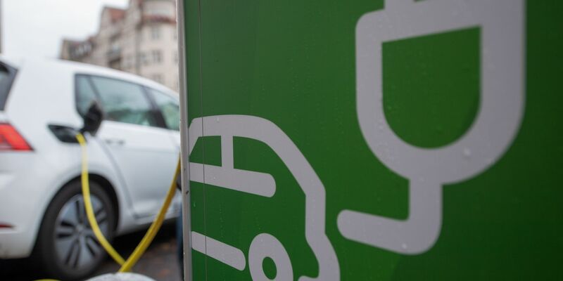 E-Autos sollen künftig nicht nur Strom aus dem Netz ziehen, sondern auch wieder darein einspeisen. (Archivbild) - Foto: Hendrik Schmidt/dpa