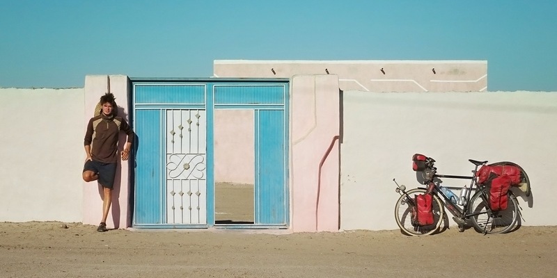 Mit dem Fahrrad unterwegs: 3sat zeigt den Dokumentarfilm Anderswo. Allein in Afrika - Foto: presseportal.de