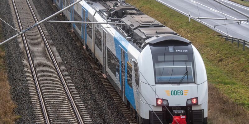 Die Lokführergewerkschaft GDL hat sich in Tarifverhandlungen mit einem Konkurrenten der Deutschen Bahn auf eine 35-Stunden-Woche für Schichtarbeiter geeinigt. - Foto: Stefan Sauer/dpa