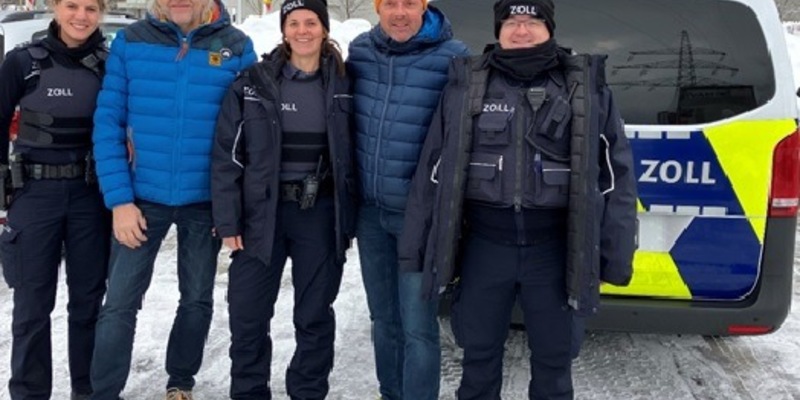 HZA-A: Österreichische und deutsche Behörden gemeinsam gegen Schwarzarbeit Kontrolle einer Baustelle im Landkreis Lindau - Foto: presseportal.de