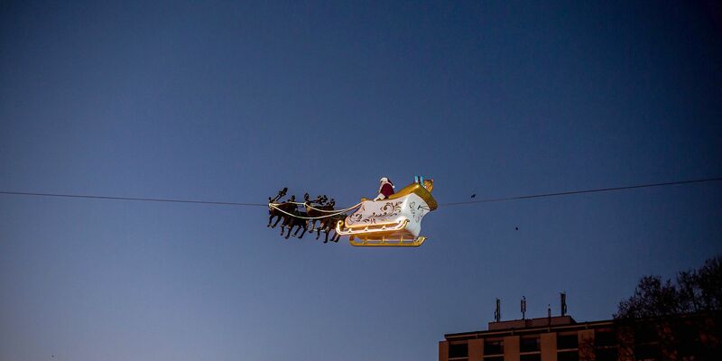 Der Weihnachtsmann bekommt bald wieder alle Hände voll zu tun. - Foto: Maja Hitij/dpa