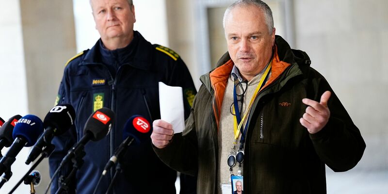 PET-Einsatzleiter Flemming Drejer (r) und Peter Dahl, Leiter der Notfalldienste der Kopenhagener Polizei, informieren die Presse über das Geschehen. - Foto: Martin Sylvest/Ritzau Scanpix Foto/AP/dpa