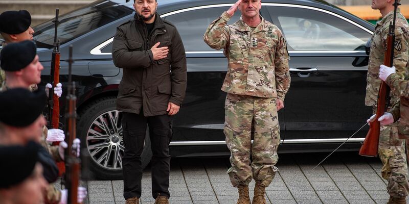 Der ukrainische Präsident Wolodymyr Selenskyj (l) und General Christopher Cavoli, Befehlshaber des U.S. European Command, in der Clay-Kaserne in Wiesbaden-Erbenheim. - Foto: Susanne Goebel/U.S. European Command Public Affairs/dpa