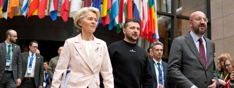 EU-Kommissionspräsidentin Ursula von der Leyen (l-r), Präsident der Ukraine Wolodymyr Selenskyj, und EU-Ratspräsident Charles Michel, bei dem EU-Gipfel in Brüssel. - Foto: Virginia Mayo/AP/dpa