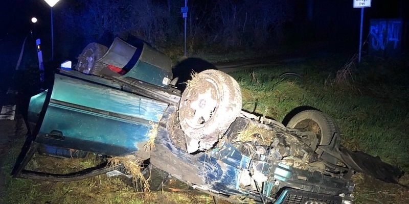 POL-WES: Hünxe - Auto überschlägt sich - Foto: presseportal.de