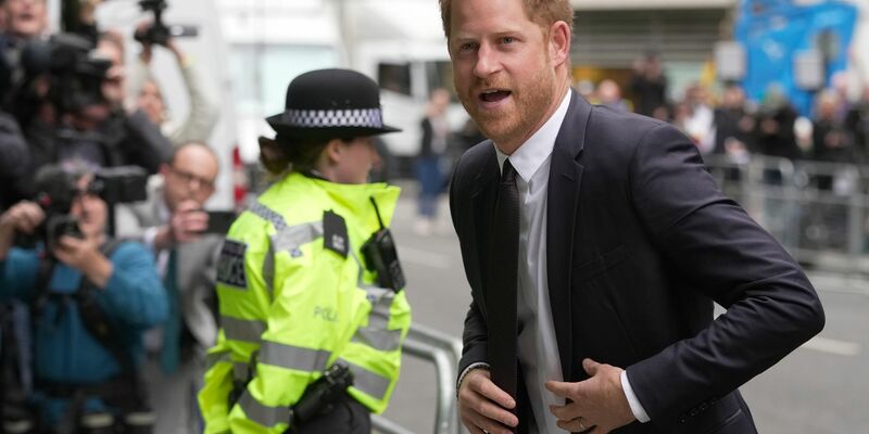 Prinz Harry ist kein Fan der britischen Boulevardpresse. - Foto: Kin Cheung/AP