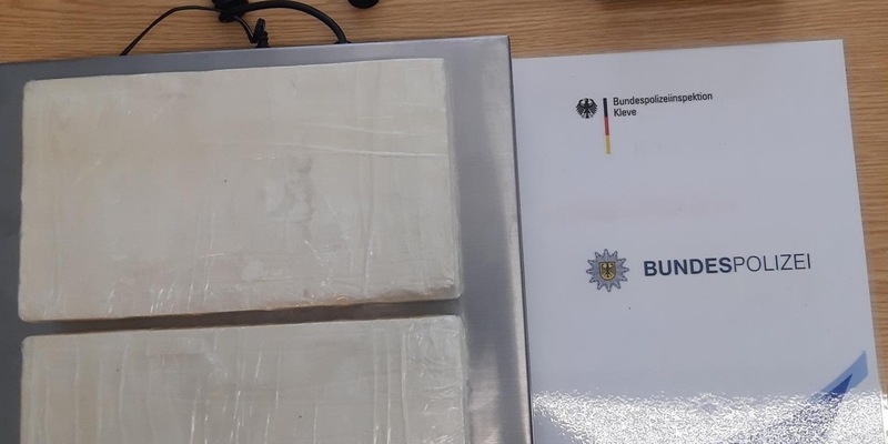 BPOL NRW: Bundespolizei nimmt Spanier mit 2,04 Kilogramm Kokain auf der Bundesautobahn A 3 in Rees fest - Foto: presseportal.de