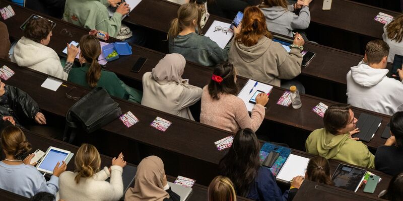 Studenten nehmen an der Einführungveranstaltung im Audimax der Ludwig-Maximilians-Universität teil. - Foto: Peter Kneffel/dpa