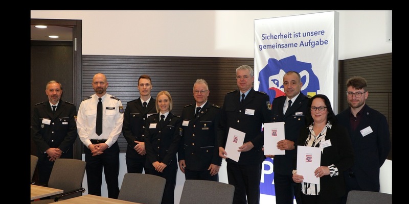POL-DA: Rüsselsheim: KOMPASSbahnhof - Pilotkommune/Polizeipräsident Björn Gutzeit: Wird zur Verbesserung der Sicherheitslage und des Sicherheitsgefühls im Bereich des Bahnhofs beitragen - Foto: presseportal.de
