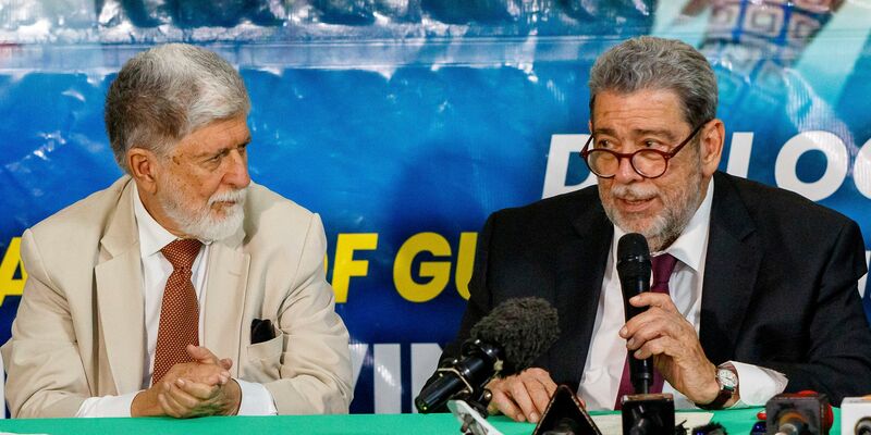 Ministerpräsident (r) Ralph Gonsalves spricht in Begleitung des brasilianischen Chefberaters über den Territorialstreit auf St. Vincent. - Foto: Lucanus D. Ollivierre/AP