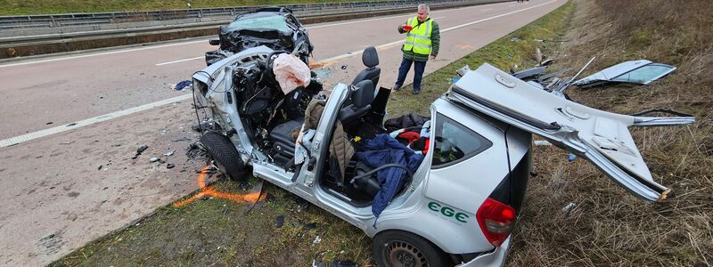 Zerstörte Fahrzeuge stehen auf der Autobahn A38 nach einem Geisterfahrerunfall mit mehreren Toten. - Foto: Tobias Junghannß/dpa-Zentralbild/dpa