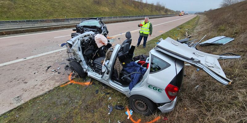 Zerstörte Fahrzeuge stehen auf der Autobahn A38 nach dem Geisterfahrerunfall mit mehreren Toten. - Foto: Tobias Junghannß/dpa-Zentralbild/dpa