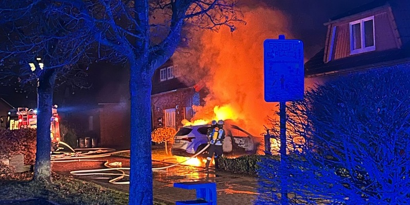 FF Nordkirchen: Pkw-Brand droht auf Gebäude überzugreifen - Foto: presseportal.de