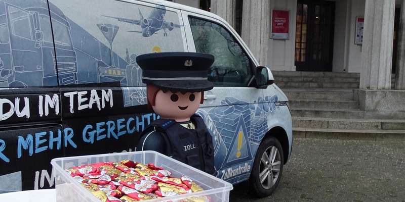 HZA-HST: Leuchtende Kinderaugen vor dem Theater Vorpommern in Stralsund - Foto: presseportal.de