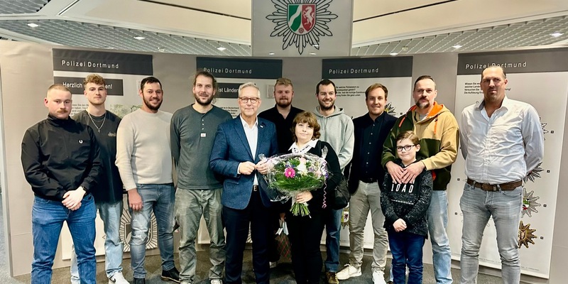 POL-DO: 110 - Die Nummer der Zivilcourage - Polizeipräsident Gregor Lange ehrt Bürgerinnen und Bürger - Doppelpass zwischen Zivilgesellschaft und Polizei - Foto: presseportal.de