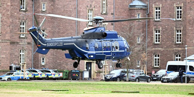 Ein Hubschrauber mit zwei festgenommenen Person an Bord landet in Karlsruhe beim Bundesgerichtshof (BGH). - Foto: Uli Deck/dpa