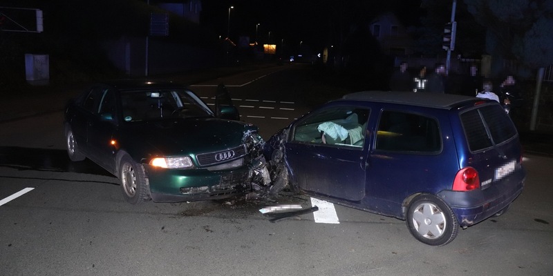 POL-HX: Pkw fährt in den Gegenverkehr und stößt mit Lkw zusammen. Straße stundenlang gesperrt. - Foto: presseportal.de