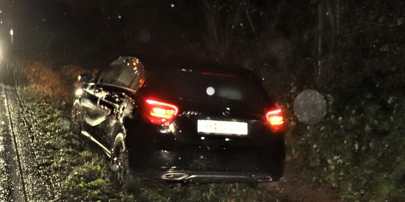 POL-HX: Pkw verhindert einen Zusammenstoß mit anderem Fahrzeug und landet im Graben - Foto: presseportal.de