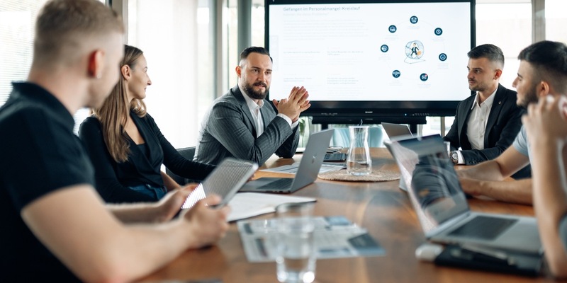 Überschätzte Marketing-Erscheinung oder echte Lösung? David Hock und Luan Freundl klären auf: So lassen sich offene Stellen von Industriebetrieben mit Social Media Recruiting wirklich besetzen - Foto: presseportal.de