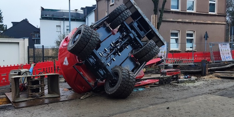 FW-MH: Bagger in Baugrube - Eine leicht verletzte Person - Foto: presseportal.de