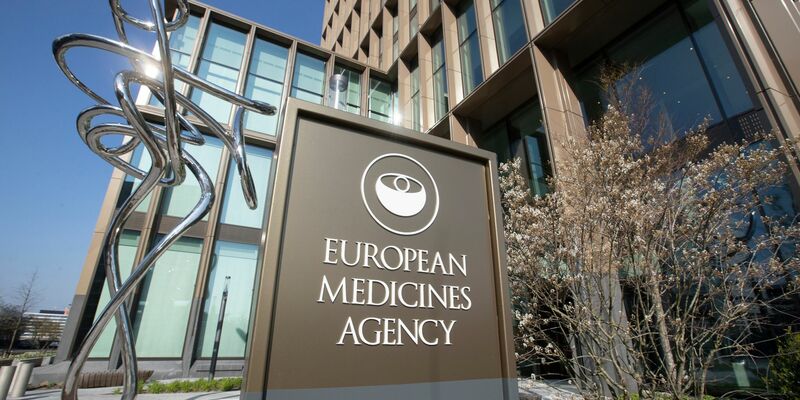 Die EU-Arzneimittelbehörde EMA in Amsterdam hat den Weg frei gemacht für die Zulassung eines Therapieansatzes auf Basis der Genscheren-Technologie. - Foto: Peter Dejong/AP/dpa