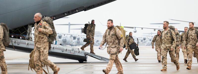 Soldaten verlassen nach der Landung ein Transportflugzeug auf dem Fliegerhorst Wunstorf. - Foto: Michael Matthey/dpa