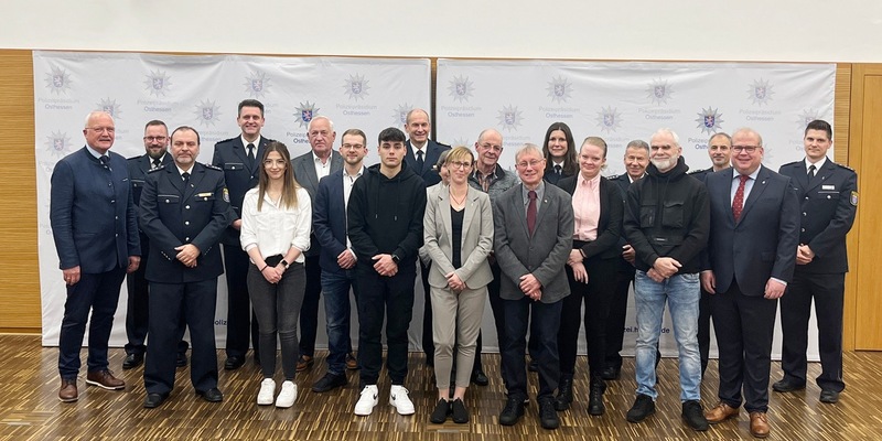 POL-OH: Polizeipräsident Tegethoff händigt Dienstausweise aus: Neue Gesichter des Freiwilligen Polizeidienst in Osthessen - Foto: presseportal.de