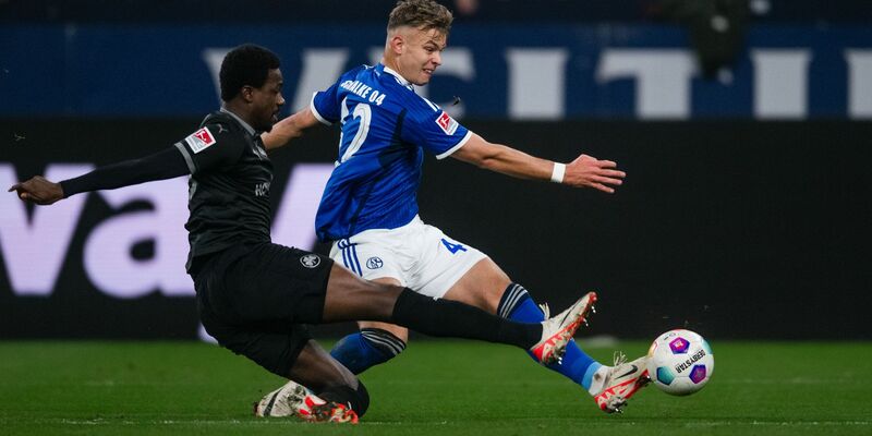 Keke Topp (r) erzielte das erste Schalker Tor gegen Fürth. - Foto: Marius Becker/dpa
