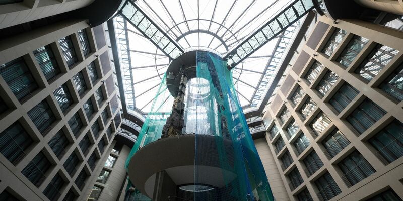 Das Riesenaquarium zerbrach am 16. Dezember 2022 in Hunderte Bruchstücke. - Foto: Sebastian Christoph Gollnow/dpa