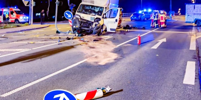 LPI-EF: Ampel von Lkw überfahren / Fahrer eingeschlafen - Foto: presseportal.de
