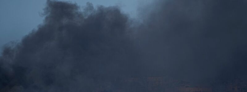 Rauch steigt nach einem israelischen Angriff im Gazastreifen auf. - Foto: Ariel Schalit/AP