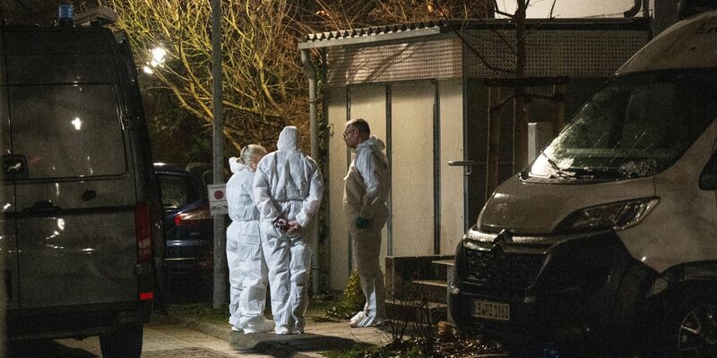 Spurensicherer der Polizei an einem Fundort von zwei Leichen in  Bietigheim-Bissingen. - Foto: Bernd Weißbrod/dpa