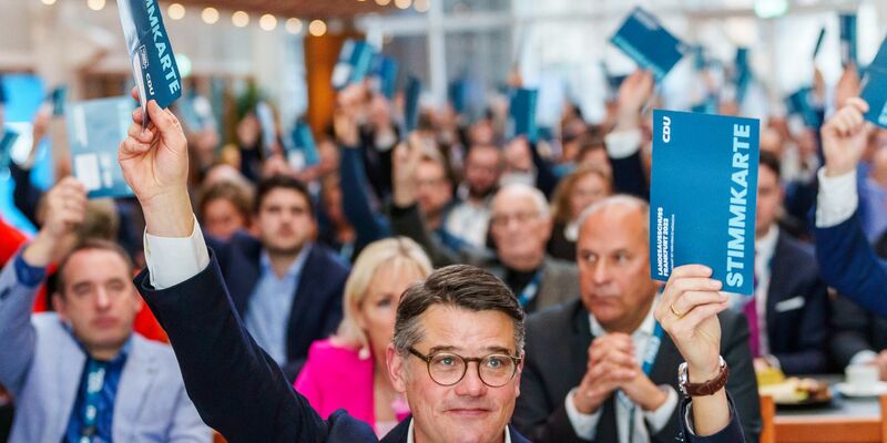 Hessens Ministerpräsident Boris Rhein votiert für den Koalitionsvertrag. - Foto: Andreas Arnold/dpa