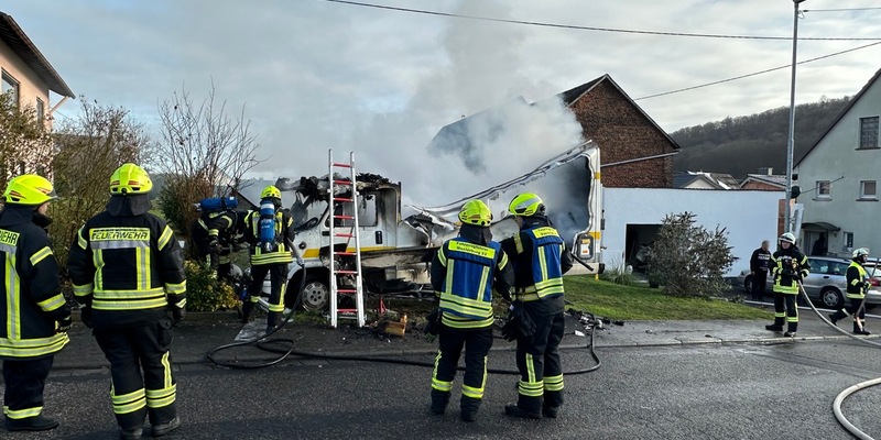 FW VG Westerburg: Wohnmobil brennt mitten in Willmenrod komplett aus - Foto: presseportal.de
