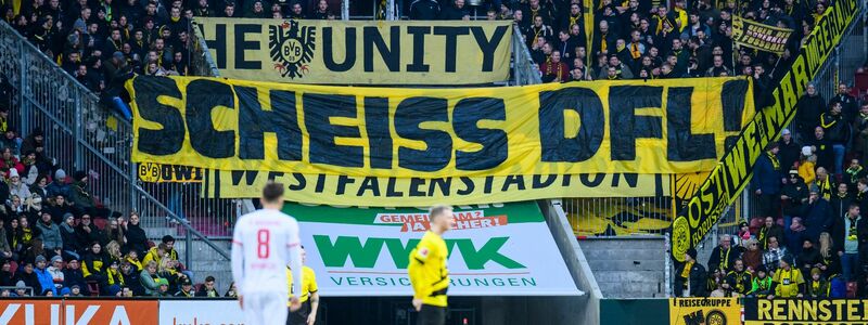 Auch die Dortmunder Fans zeigten ein eindeutiges Banner. - Foto: Tom Weller/dpa