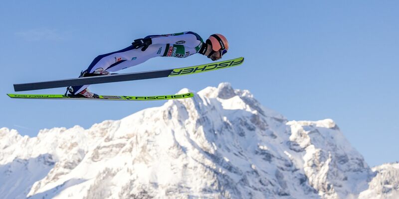 Kam beim Weltcup in Engelberg zweimal auf eine Weite von 135 Metern: Skispringer Pius Paschke. - Foto: Philipp Schmidli/KEYSTONE/dpa