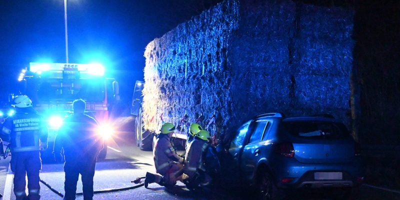 FW Pulheim: Pulheim - Auffahrunfall eines PKW mit Heuanhänger - Foto: presseportal.de