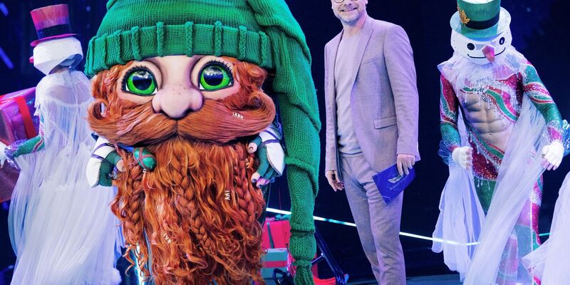 Die Figur «Klaus Claus» in der Prosieben-Show The Masked Singer neben Moderator Matthias Opdenhövel. - Foto: Rolf Vennenbernd/dpa