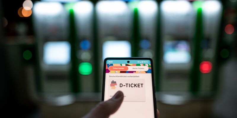 Das Deutschlandticket hat Fahrten im Nah- und Regionalverkehr vielerorts günstiger gemacht. - Foto: Fabian Strauch/dpa/Symbolbild