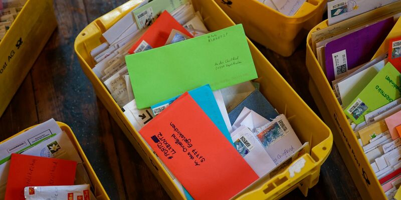 Briefe mit Wunschzettel liegen in der Christkindpostfiliale der Deutschen Post. - Foto: Henning Kaiser/dpa