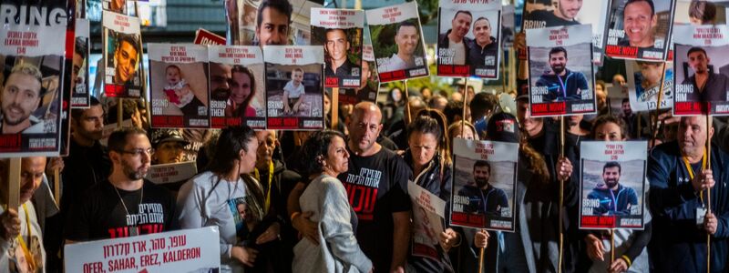 Israelis und Angehörige der Geiselfamilien  fordern Premierminister Netanjahu auf, sich stärker für die Freilassung der verbleibenden Geiseln im Gazastreifen einzusetzen. - Foto: Ilia Yefimovich/dpa