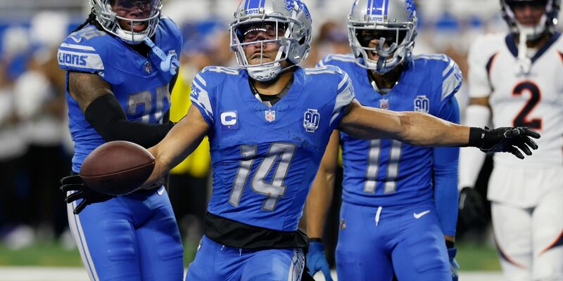 Detroit Lions Wide Receiver Amon-Ra St. Brown (14) kickt den Ball nach seinem Touchdown auf die Tribüne. - Foto: Duane Burleson/AP/dpa