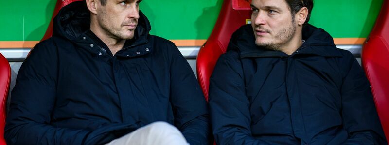 Dortmunds Sportdirektor Sebastian Kehl (l) und BVB-Trainer Edin Terzic in Augsburg auf der Bank. - Foto: Tom Weller/dpa
