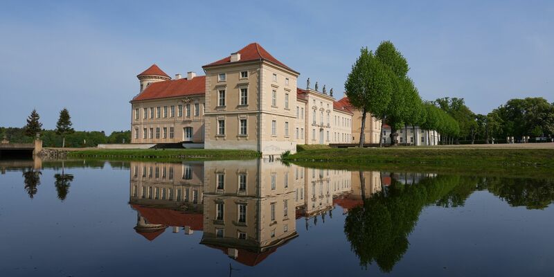 Im Schloss Rheinsberg ist das Kurt Tucholsky Literaturmuseum beheimatet. - Foto: Soeren Stache/dpa